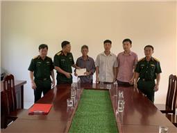 Thăm hỏi, tặng quà gia đình quân nhân có hoàn cảnh khó khăn đột xuất